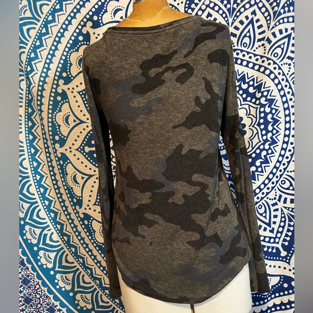 M Aeropostale cam shirt - Picture 2 of 3